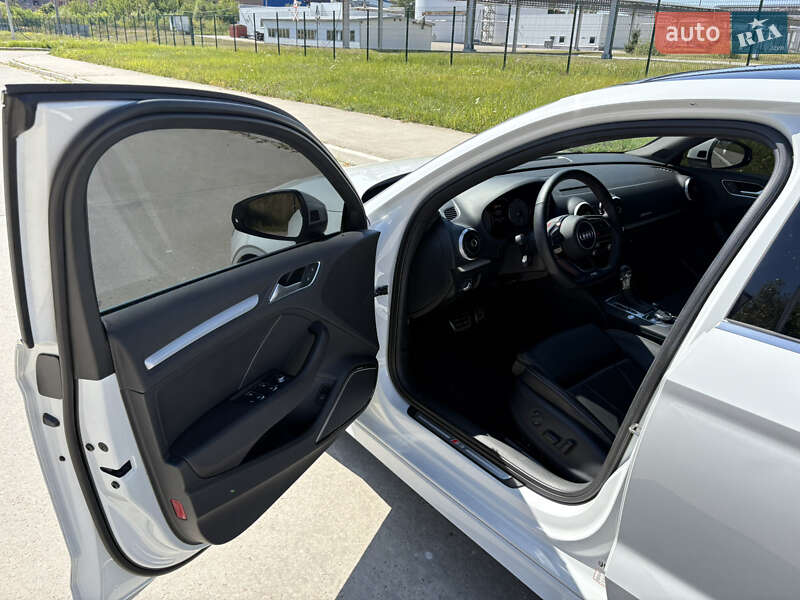 Седан Audi S3 2015 в Коростені