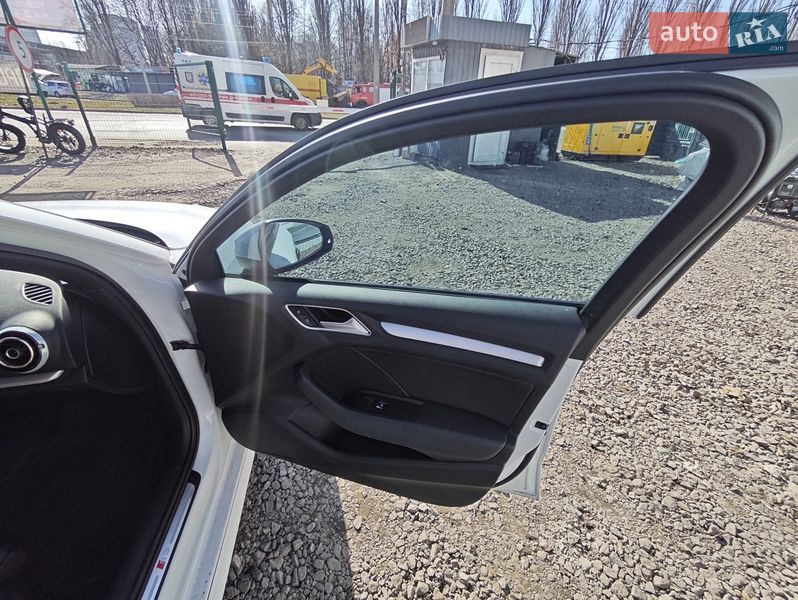 Седан Audi S3 2015 в Киеве