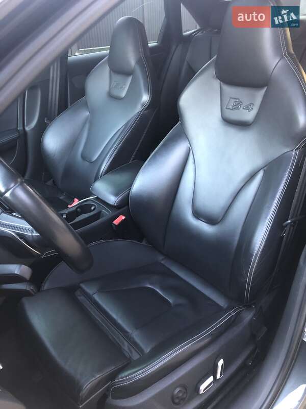 Седан Audi S4 2014 в Стрию