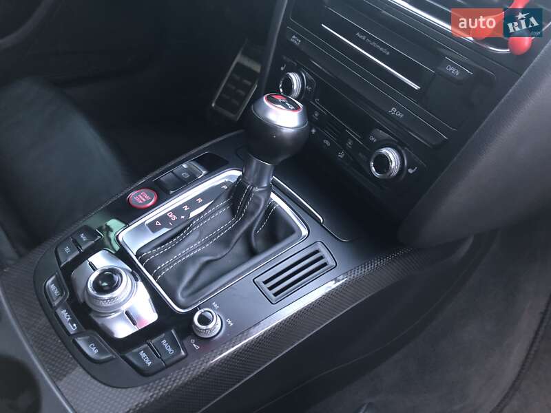 Седан Audi S4 2014 в Стрию