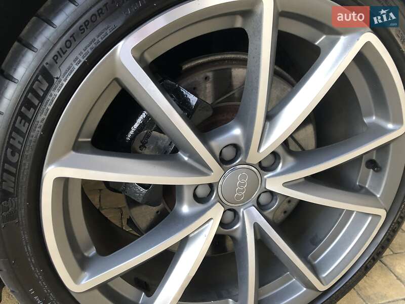 Седан Audi S4 2014 в Стрию