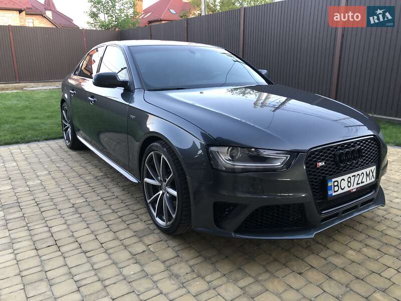 Седан Audi S4 2014 в Стрию
