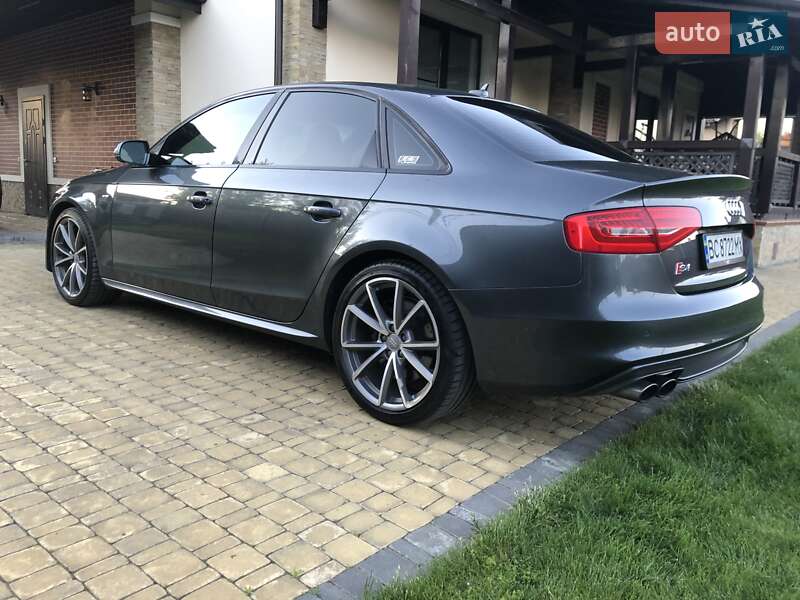 Седан Audi S4 2014 в Стрию