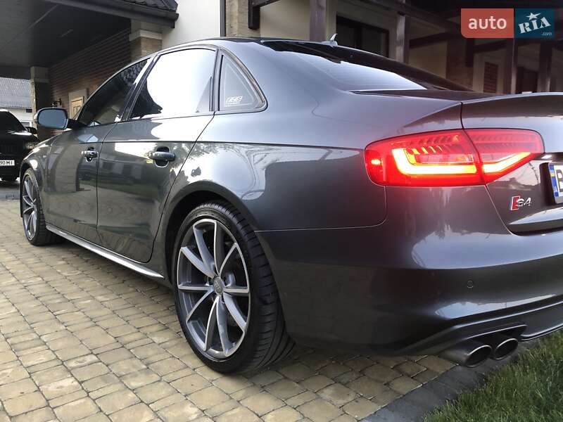 Седан Audi S4 2014 в Стрию