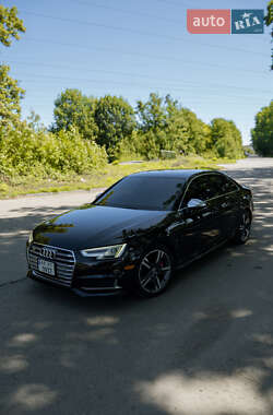 Седан Audi S4 2018 в 