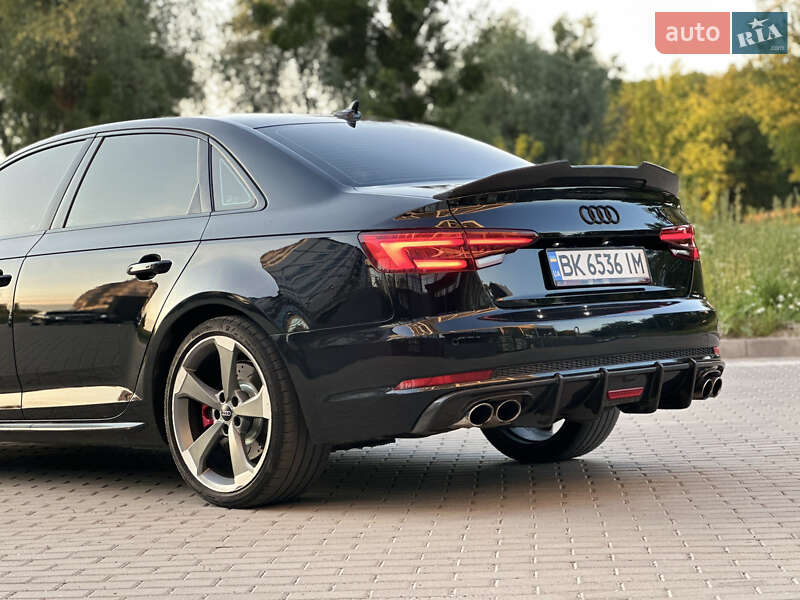 Седан Audi S4 2018 в Ровно