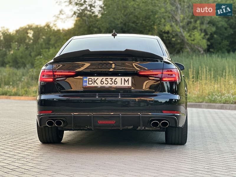 Седан Audi S4 2018 в Ровно