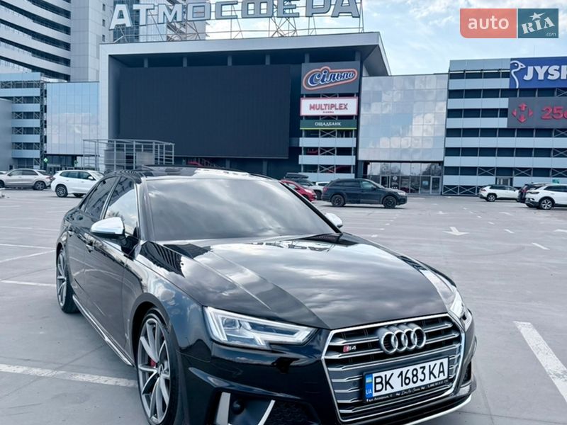 Седан Audi S4 2018 в Киеве