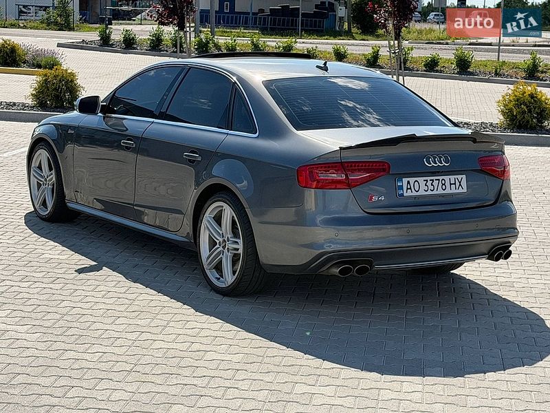 Седан Audi S4 2015 в Ужгороді