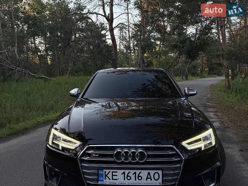 Седан Audi S4 2018 в Днепре