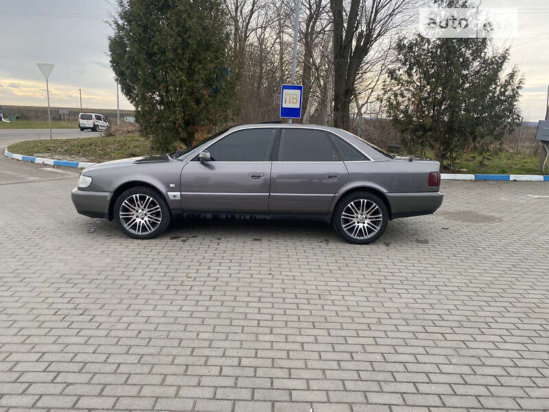 Седан Audi S6 1996 в Жовкве