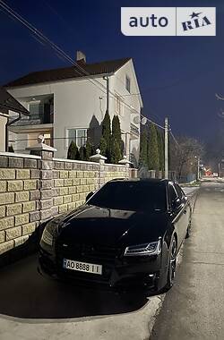 Седан Audi S8 2015 в Виноградове