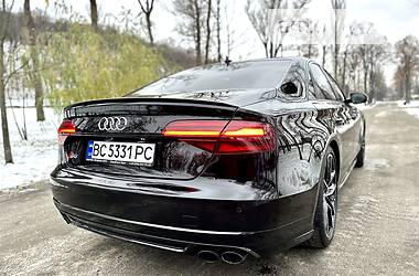 Седан Audi S8 2016 в 