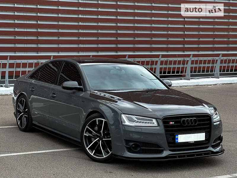 Седан Audi S8 2016 в 