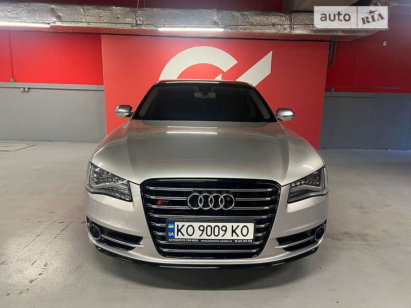 Седан Audi S8 2012 в Ужгороде