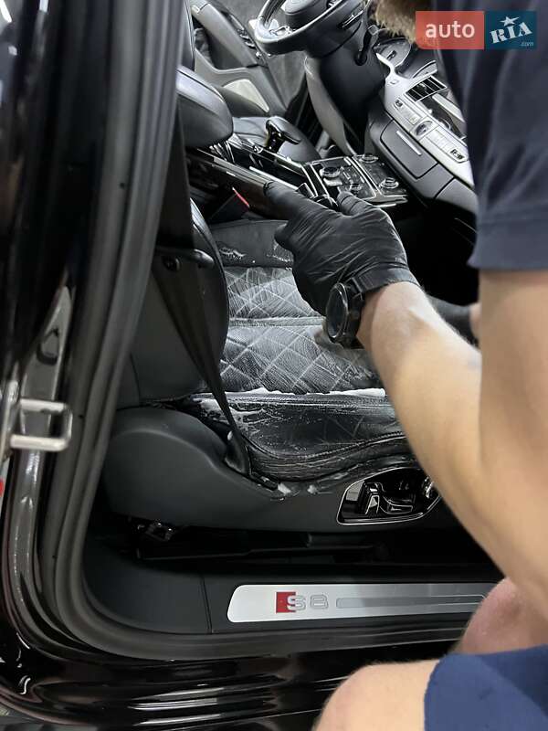 Седан Audi S8 2012 в Києві