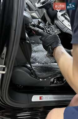 Седан Audi S8 2012 в 