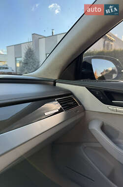 Седан Audi S8 2016 в 