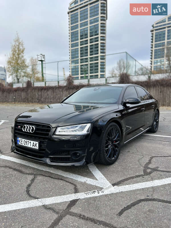 Седан Audi S8 2017 в 