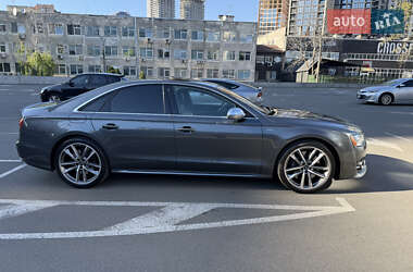 Седан Audi S8 2016 в 