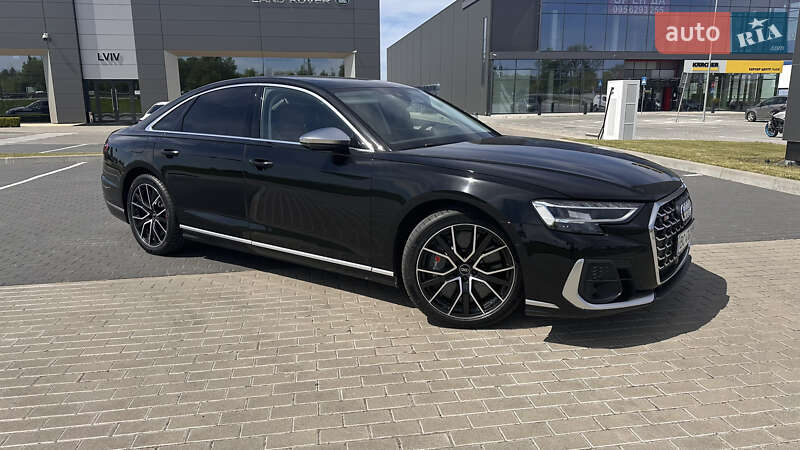 Седан Audi S8 2022 в Львове