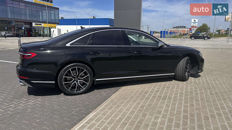Седан Audi S8 2022 в Львове