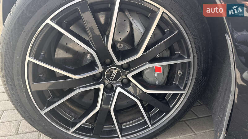 Седан Audi S8 2022 в Львове