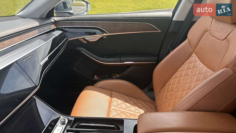 Седан Audi S8 2022 в Львове
