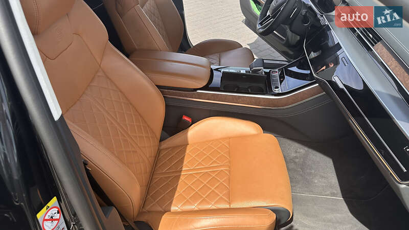 Седан Audi S8 2022 в Львове