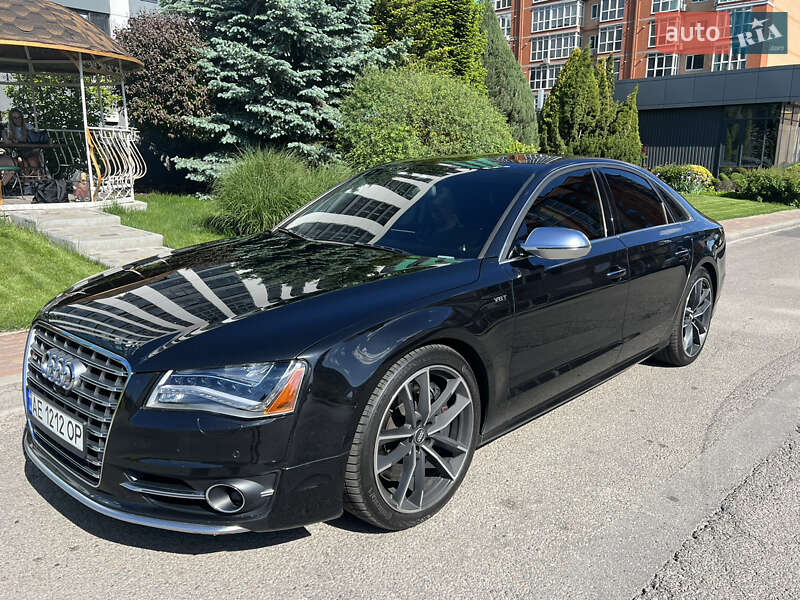 Седан Audi S8 2012 в 