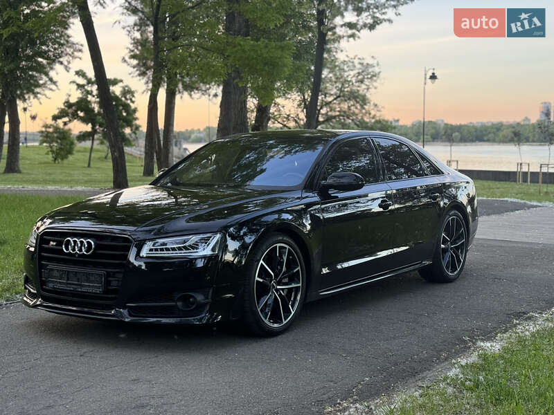 Седан Audi S8 2017 в 