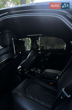 Седан Audi S8 2017 в 