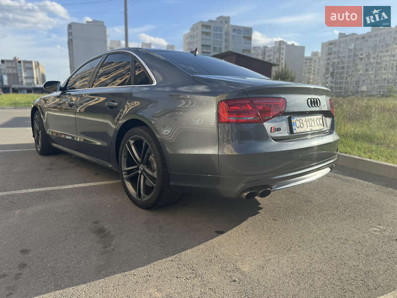 Седан Audi S8 2012 в Чернигове