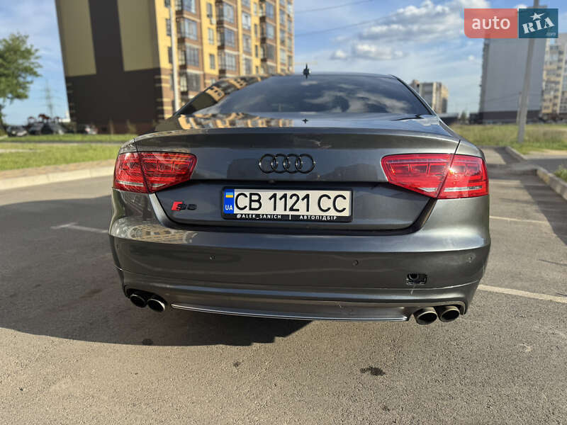 Седан Audi S8 2012 в Чернигове
