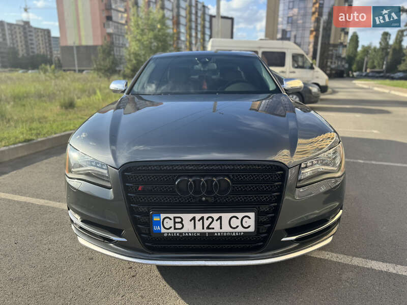 Седан Audi S8 2012 в Чернигове