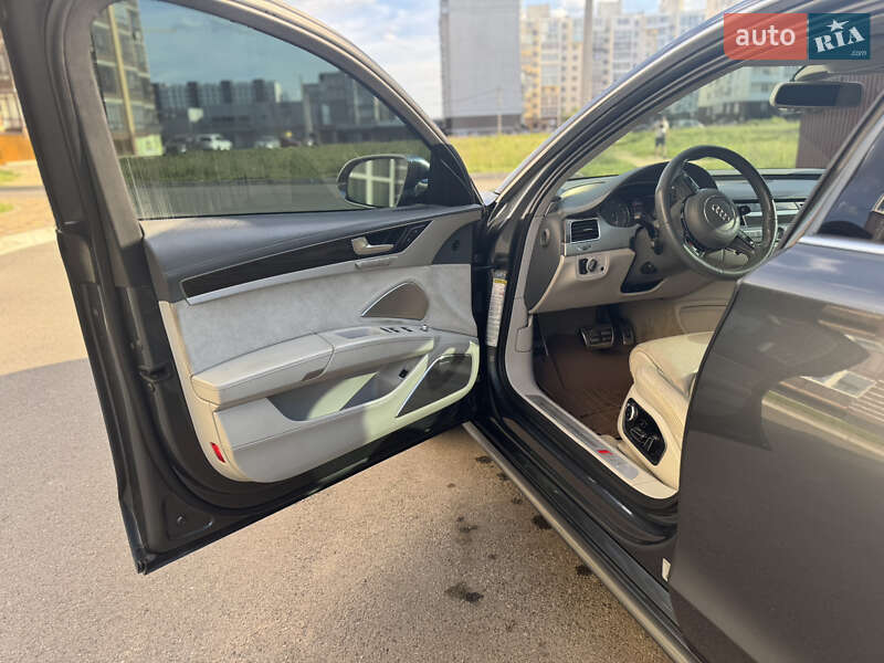 Седан Audi S8 2012 в Чернигове
