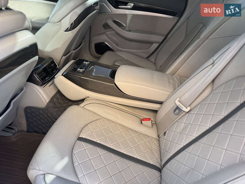 Седан Audi S8 2012 в Чернигове