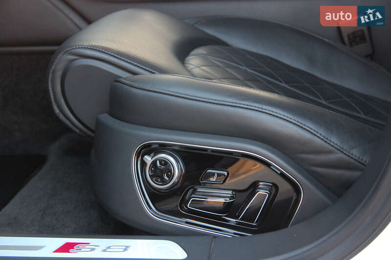 Седан Audi S8 2014 в Одессе