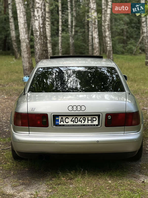 Седан Audi S8 1998 в Володимирі
