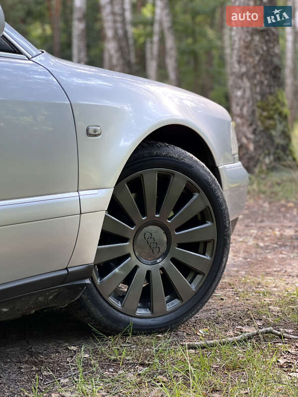 Седан Audi S8 1998 в Володимирі