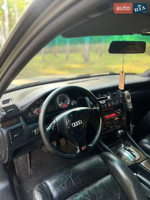 Седан Audi S8 1998 в Володимирі