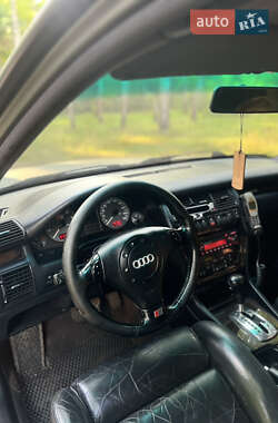 Седан Audi S8 1998 в 