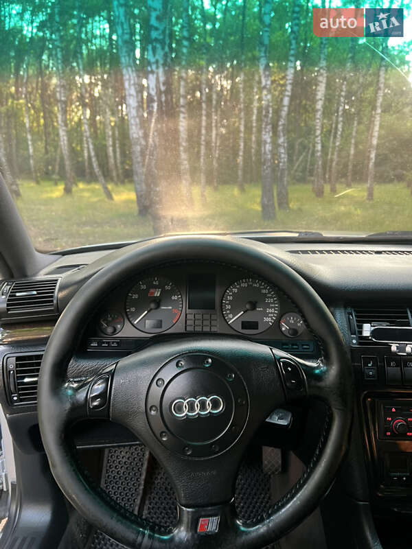 Седан Audi S8 1998 в Володимирі