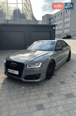 Седан Audi S8 2017 в 