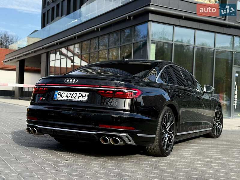 Седан Audi S8 2022 в Львове