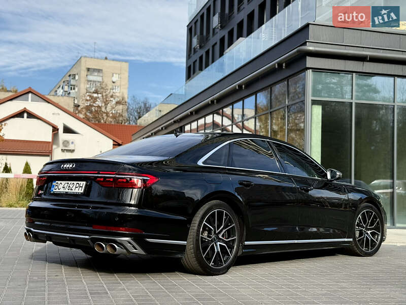 Седан Audi S8 2022 в Львове