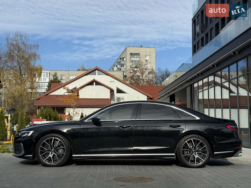 Седан Audi S8 2022 в Львове