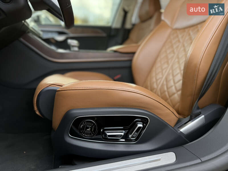 Седан Audi S8 2022 в Львове