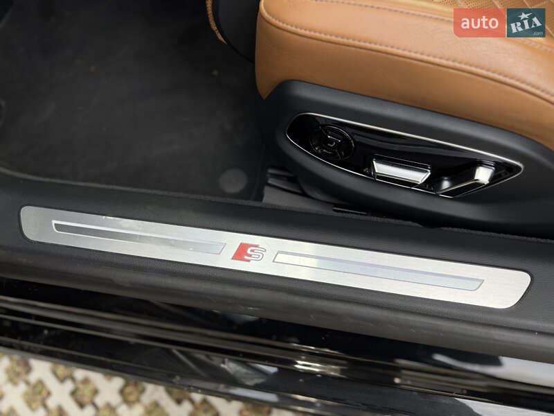 Седан Audi S8 2022 в Львове