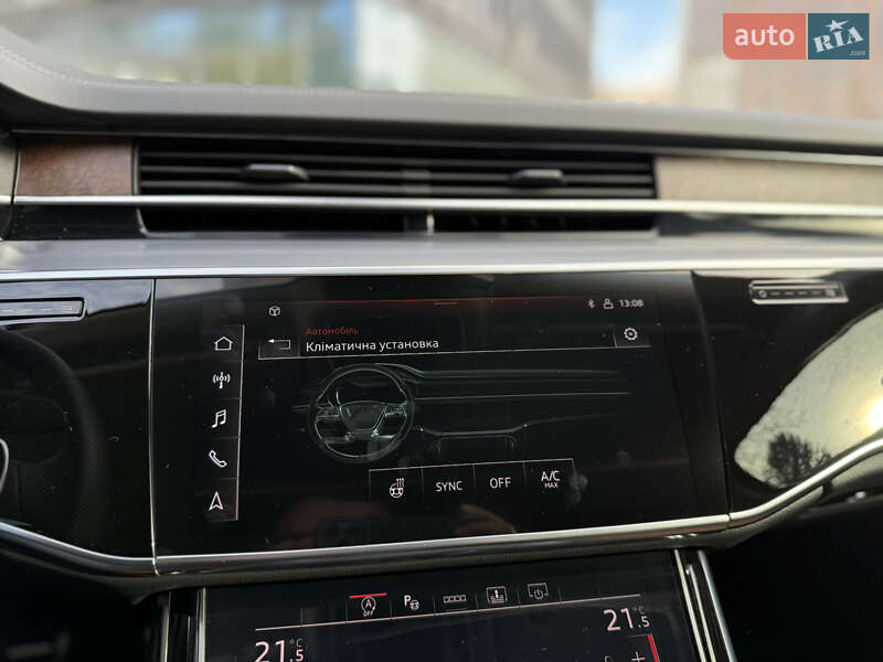 Седан Audi S8 2022 в Львове